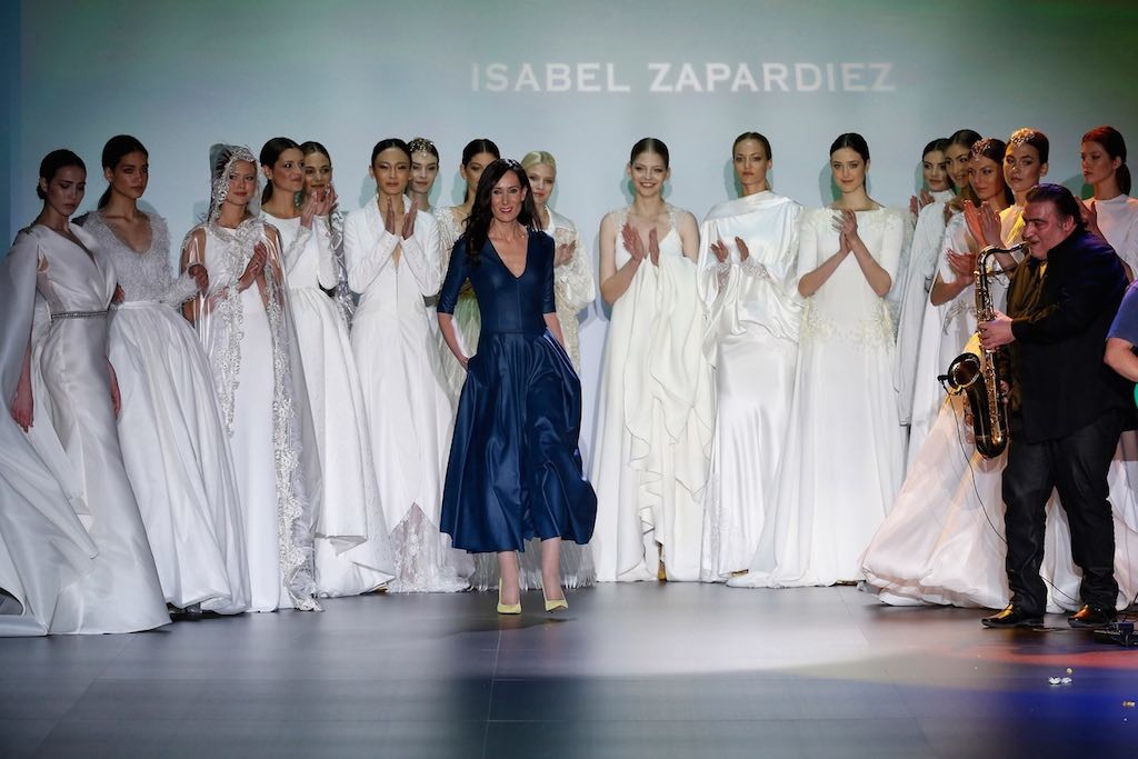 © Barcelona Bridal Week. La diseñadora Isabel Zapardiez saluda a la finalización de su desfile.