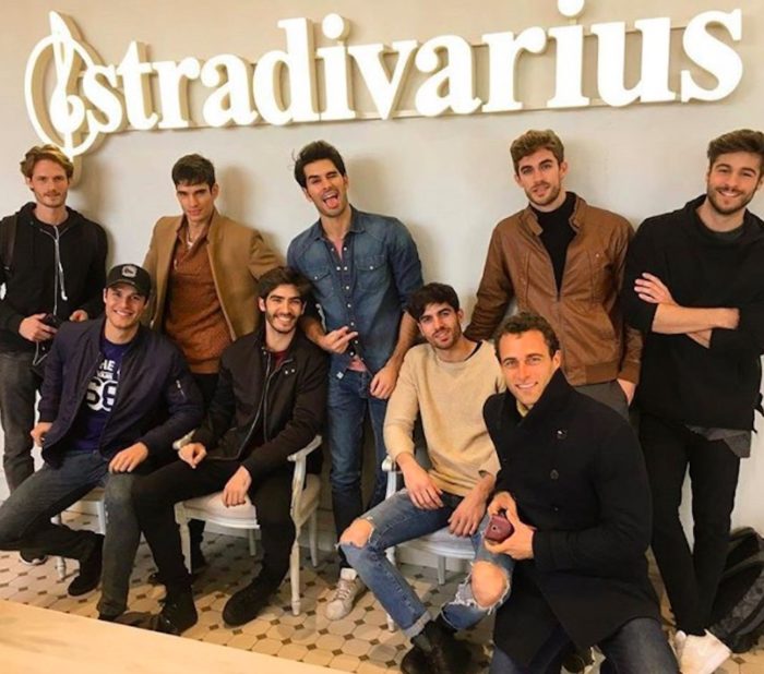© Instagram Damián Álvarez @damianalvarezt. El grupo de modelos posa en las oficinas de Stradivarius. 