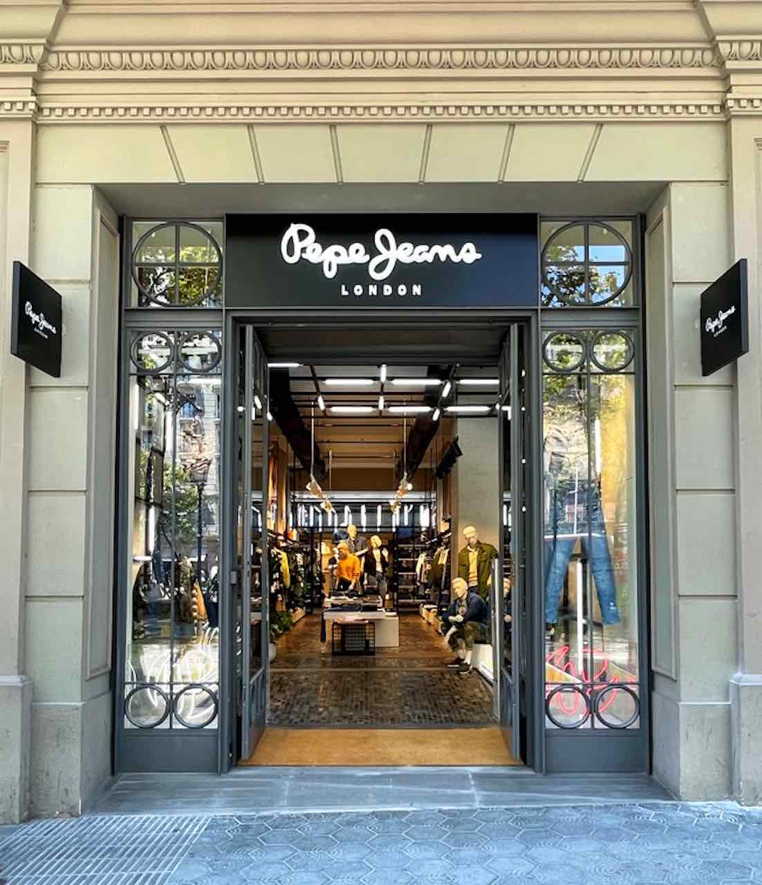 Pepe Jeans inaugura su nueva flagship store en el Paseo de Gracia de | BCN PRESS®
