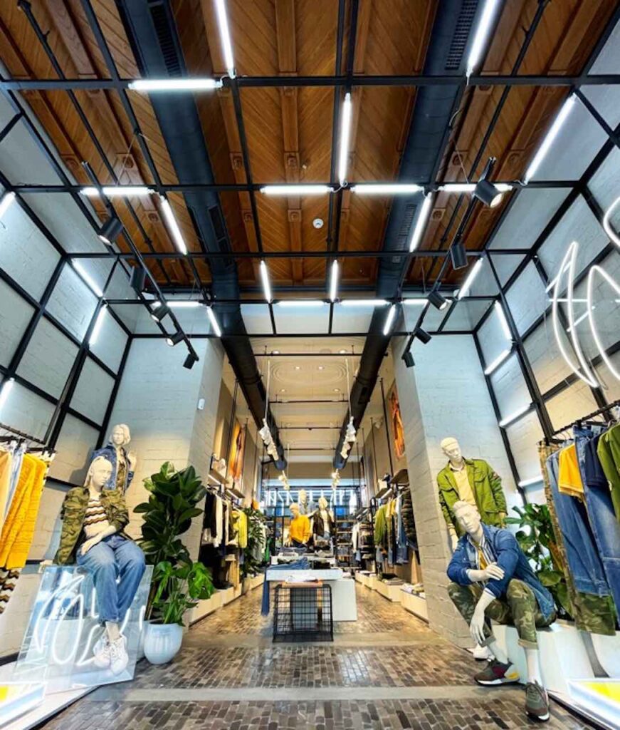 Matemático Agarrar Objetado Pepe Jeans inaugura su nueva flagship store en el Paseo de Gracia de  Barcelona | BCN FASHION PRESS®