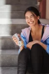 GO-MATE-chica sentada con bebida Go mate