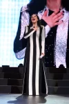 Laura-pausini-vestido-rayas-1