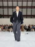 LOEWE_SS25_MW_SHOW_RUNWAY_LOOK_34_FRONT_RGB_CROPPED_3x4_34