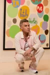 Robbie-Williams-inaugura-su-exposicion-22Confessions-of-a-Crowded-Mind22-en-Moco-Museum-Barcelona-1