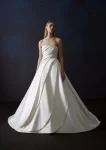 VESPRA-Pronovias-presenta-la-coleccion-Atelier-2025-una-fusion-artistica-de-moda-nupcial-inspirada-en-la-arquitectura-de-Barcelona
