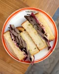 Sandwich-de-solomillo.-mavonesa-de-ali-amarillo.-hojas-de-radicchio.-pan-brioche1-copia