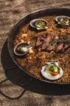 La nueva ritualidad gastronómica del Mamut Beach Club calçotades frente al mar 2