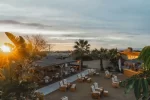 La nueva ritualidad gastronómica del Mamut Beach Club calçotades frente al mar 4